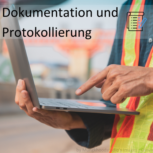 Mann mit Sicherheitsweste und Laptop in der Hand. Darüber die Beschriftung „Dokumentation und Protokollierung“